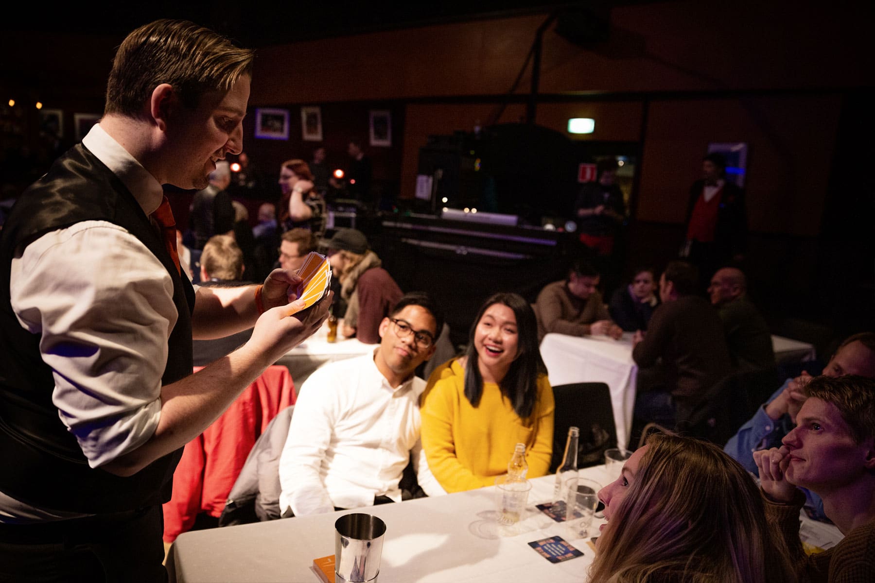 Anders Fox underholdning ved bordene