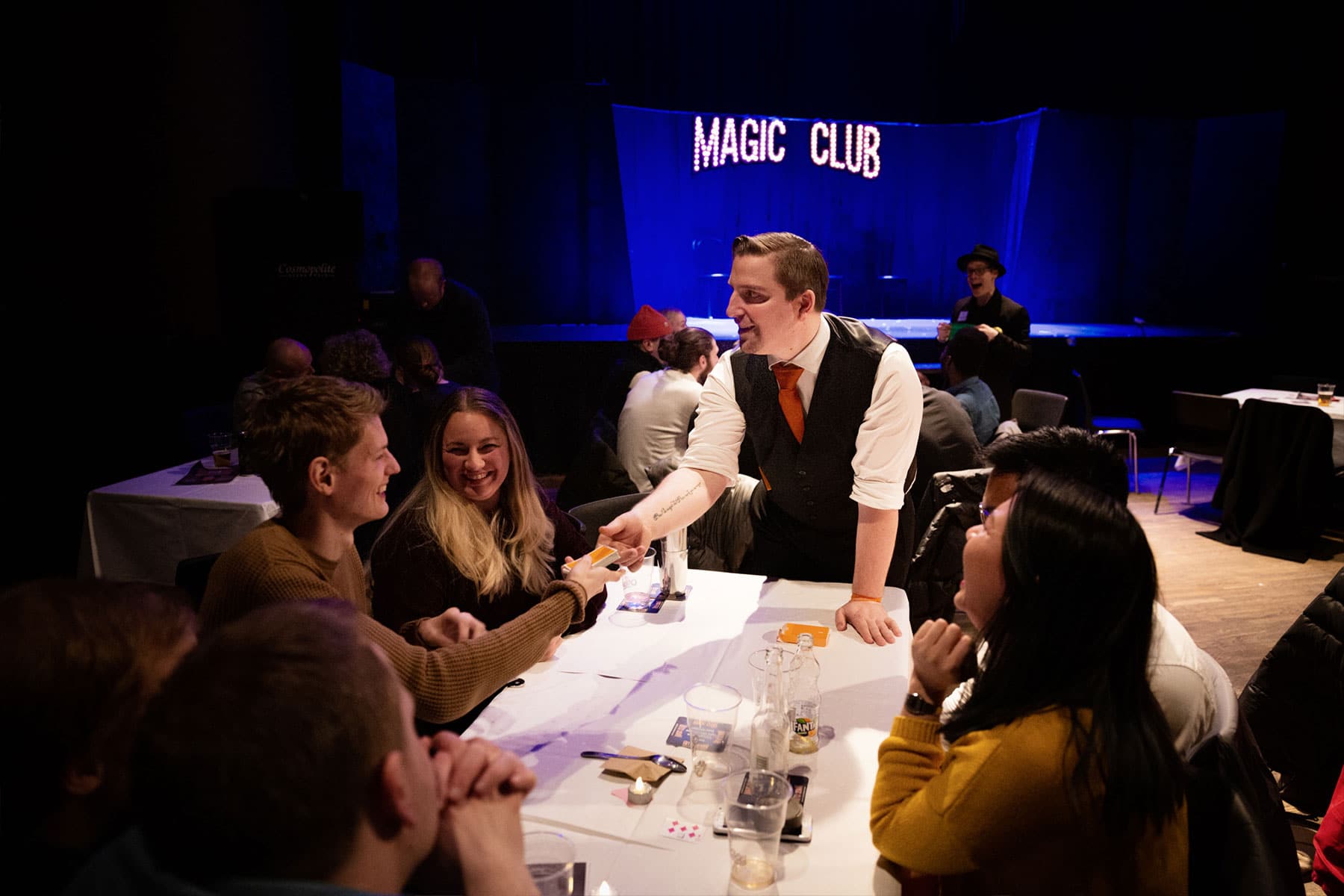 Anders Fox underholdning ved bordene