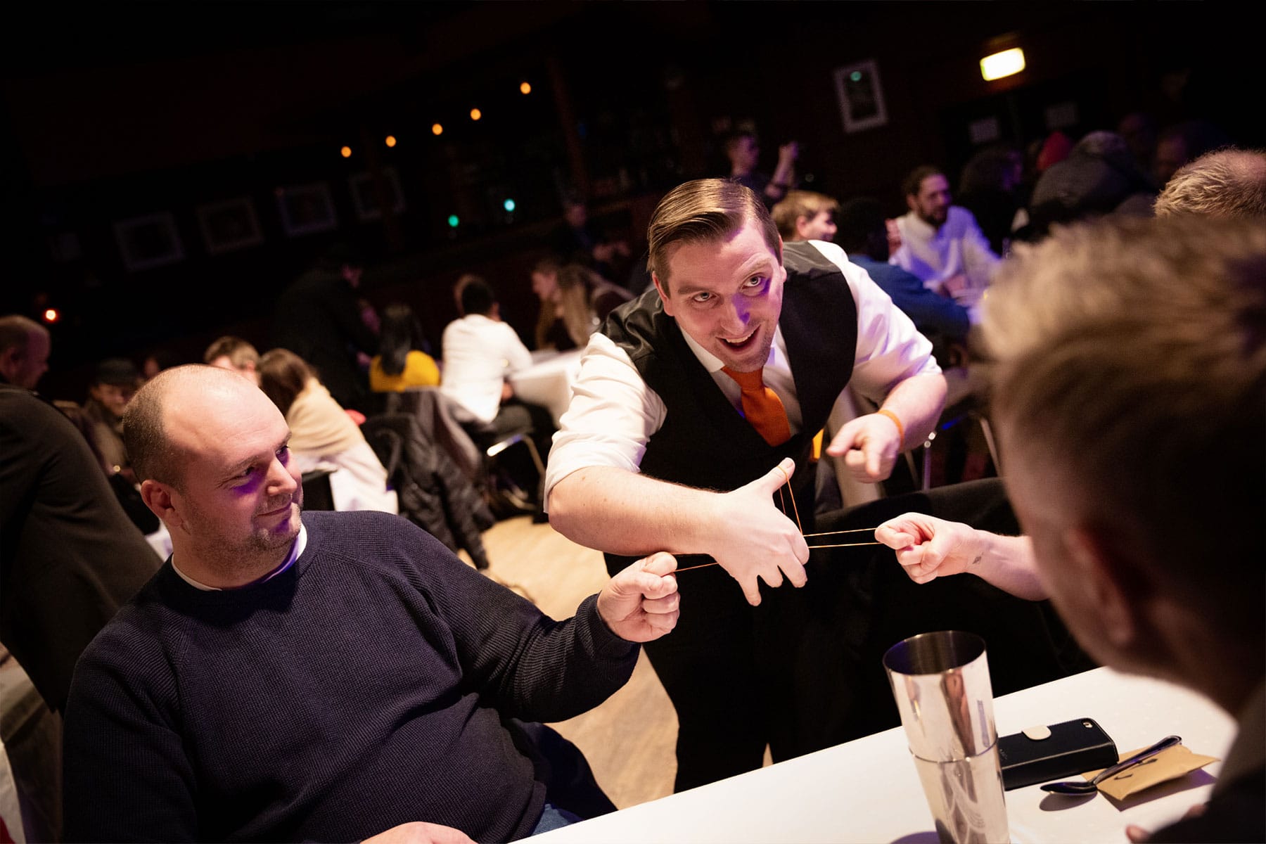 Anders Fox underholdning ved bordene